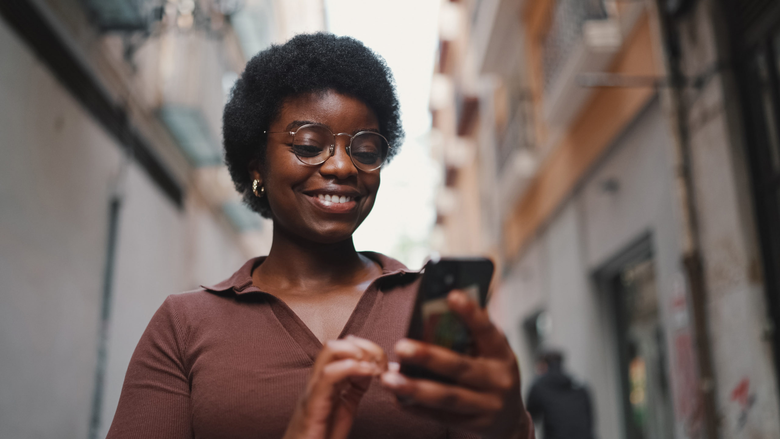 Young Afro girl wearing glasses - unsplash img